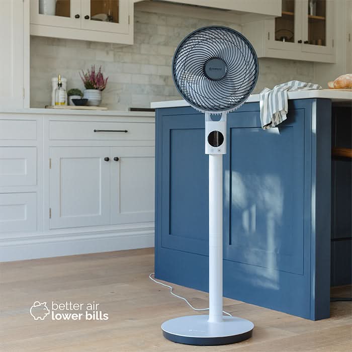 MeacoFan Sefte 10 Pedestal σε πλήρες ύψος σε κουζίνα